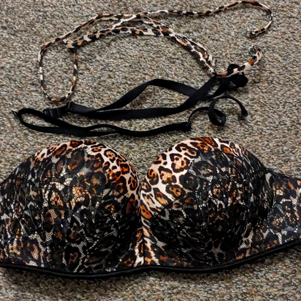 32B under wire padded strapless Victoria secret bra